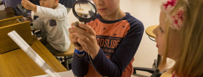 Archeolab kinderen bekijken vondst